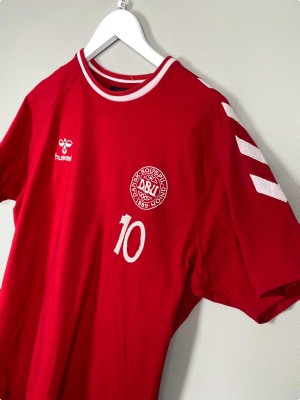Hummel Str. XL <br/> T-shirt med nr. 10, rød.