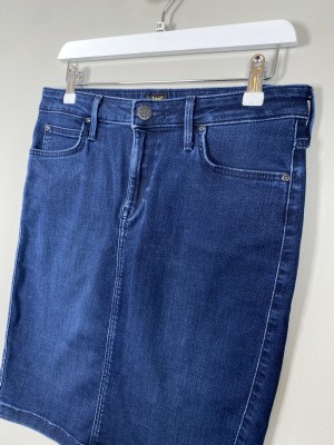 Lee Str. 28 <br/> Denim nederdel, mørkeblå.