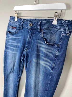 Tommy Hilfiger str. 32 <br/> blå jeans