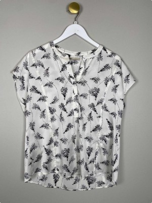PBO Str. M <br/> Ærmeløs bluse med blad motiver.