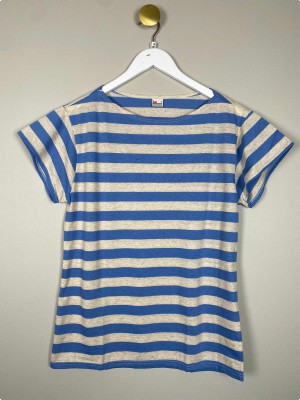 Buksesnedkeren Str. M <br/> Stribet t-shirt, blå/grå.