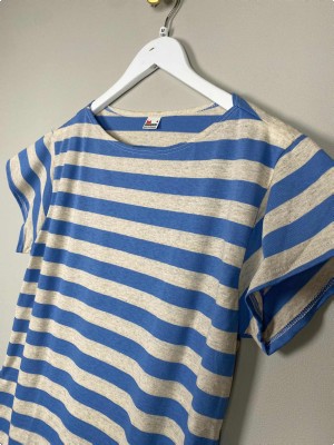 Buksesnedkeren Str. M <br/> Stribet t-shirt, blå/grå.