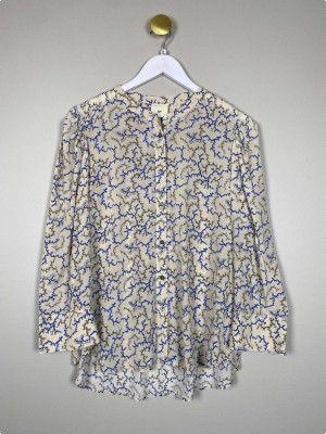Julie Fagerholt str. 38 <br/> beige silkebluse med blåt mønster