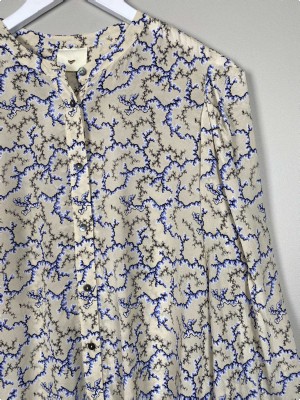 Julie Fagerholt str. 38 <br/> beige silkebluse med blåt mønster