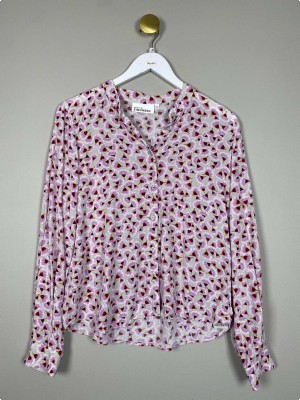 Karen by Simonsen str. 38 <br/> lysgrå bluse med bordeaux/pink mønster