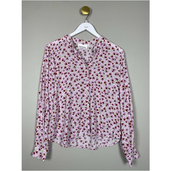 Karen by Simonsen str. 38 <br/> lysgrå bluse med bordeaux/pink mønster