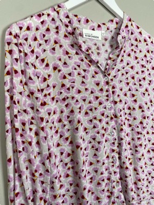 Karen by Simonsen str. 38 <br/> lysgrå bluse med bordeaux/pink mønster