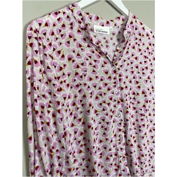 Karen by Simonsen str. 38 <br/> lysgrå bluse med bordeaux/pink mønster - Image 2