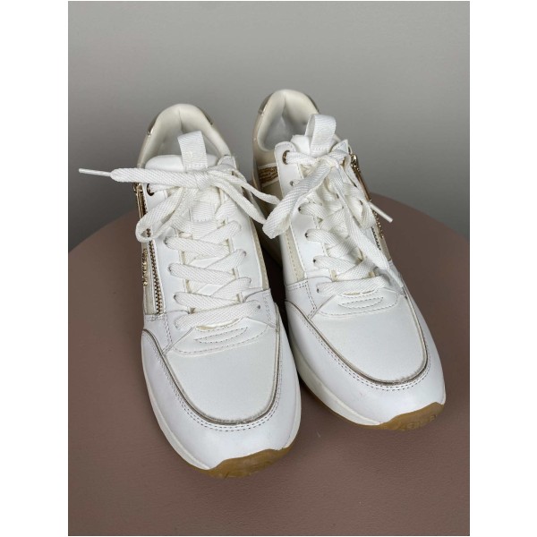 Tamaris str. 40 <br/> hvide sneakers med sten og "guld"detaljer - Image 2