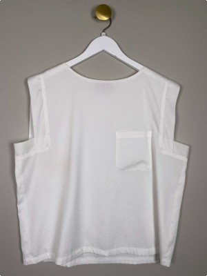 The Wardrobe str. L <br/> hvid top med brystlomme