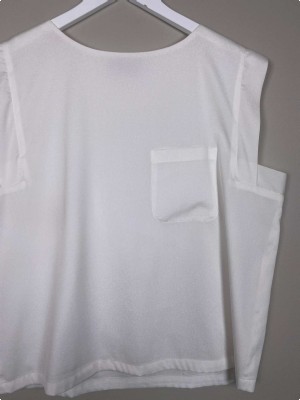 The Wardrobe str. L <br/> hvid top med brystlomme
