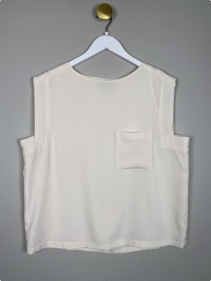 The Wardrobe str. L <br/> råhvid top med brystlomme