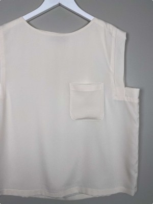 The Wardrobe str. L <br/> råhvid top med brystlomme