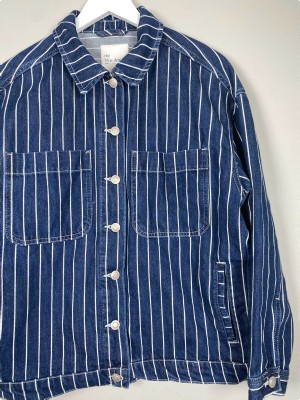 Only Str. M <br/> Stribet denim jakke.