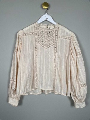Tulip Creations str. L <br/> lys bluse med blonder