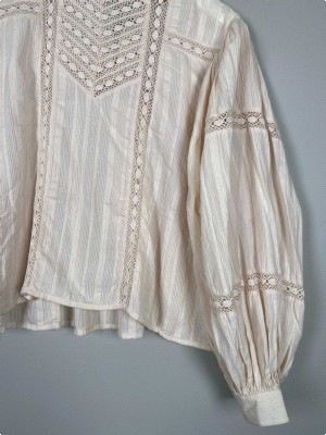 Tulip Creations str. L <br/> lys bluse med blonder
