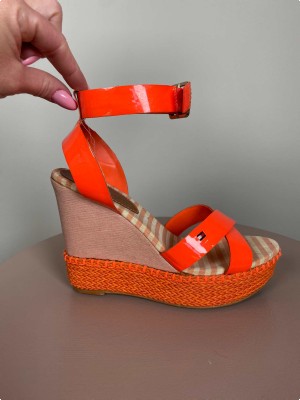 Tommy Hilfiger str. 36 <br/> orange plateausandal med spænde