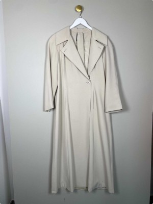 CCDK str. 40 <br/> lang beige frakke med bindebånd