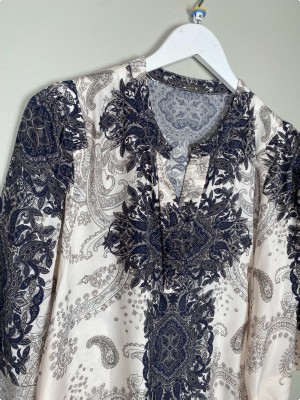Gustav str. 40 <br/> sort/hvid mønstret bluse