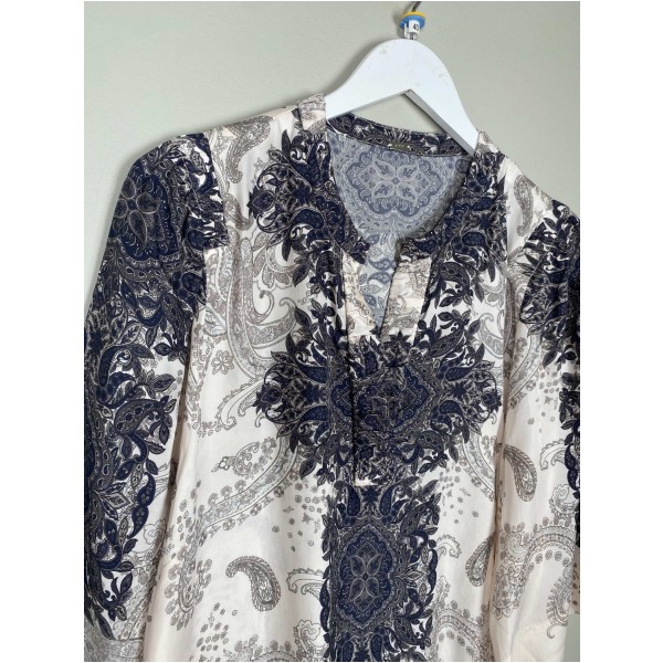 Gustav str. 40 <br/> sort/hvid mønstret bluse - Image 2