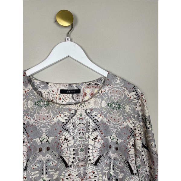 Julie Brandt str. 38 <br/> grå kjole med mønster - Image 2