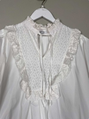 Love & Divine str. M <br/> hvid bluse med flæser