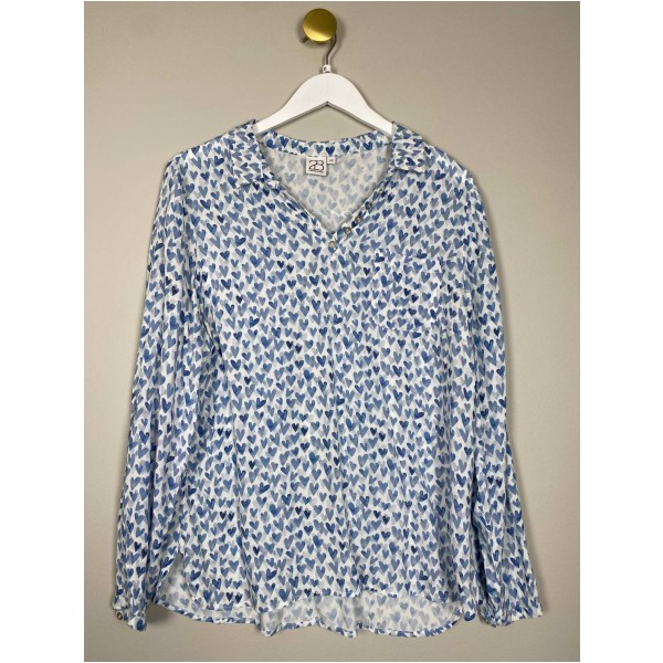 2-Biz str. M <br/> bluse med blå hjerter