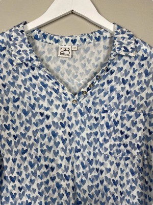 2-Biz str. M <br/> bluse med blå hjerter