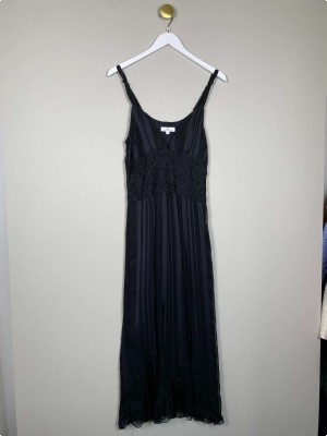 Day Birger et Mikkelsen str. 36 <br/>lang sort kjole med broderi i taljen