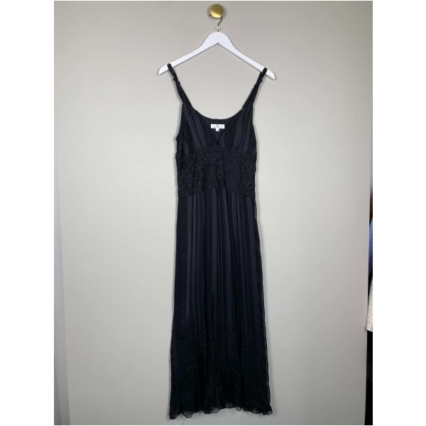 Day Birger et Mikkelsen str. 36 <br/>lang sort kjole med broderi i taljen