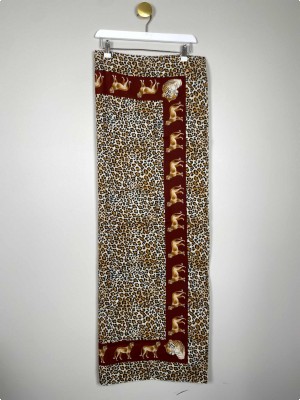 Tørklæde <br/> med leopardprint.