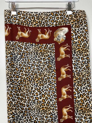 Tørklæde <br/> med leopardprint.