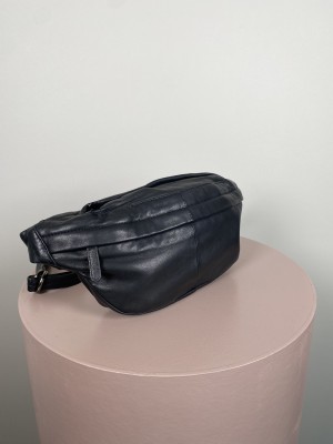 Aura <br/> Bumbag, sort skin.