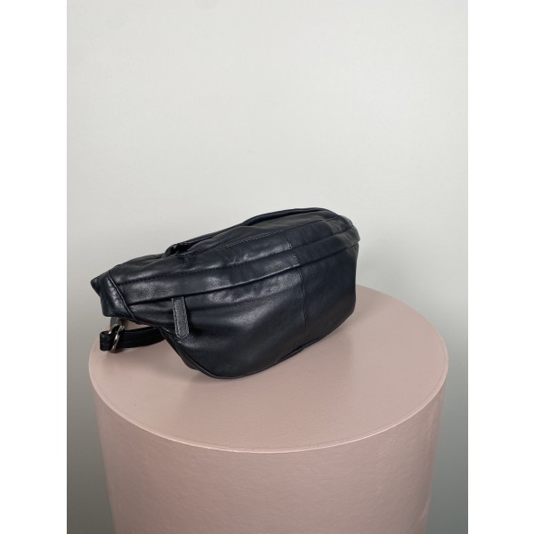 Aura <br/> Bumbag, sort skin.
