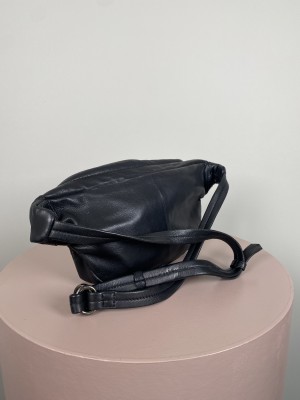 Aura <br/> Bumbag, sort skin.