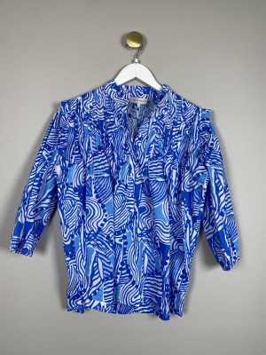 Dea Kudibal str. XS <br/> blåmønstret bluse med flæser ved skulder