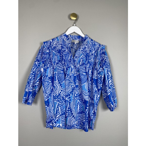 Dea Kudibal str. XS <br/> blåmønstret bluse med flæser ved skulder