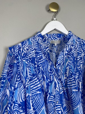 Dea Kudibal str. XS <br/> blåmønstret bluse med flæser ved skulder