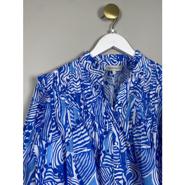 Dea Kudibal str. XS <br/> blåmønstret bluse med flæser ved skulder - Image 2