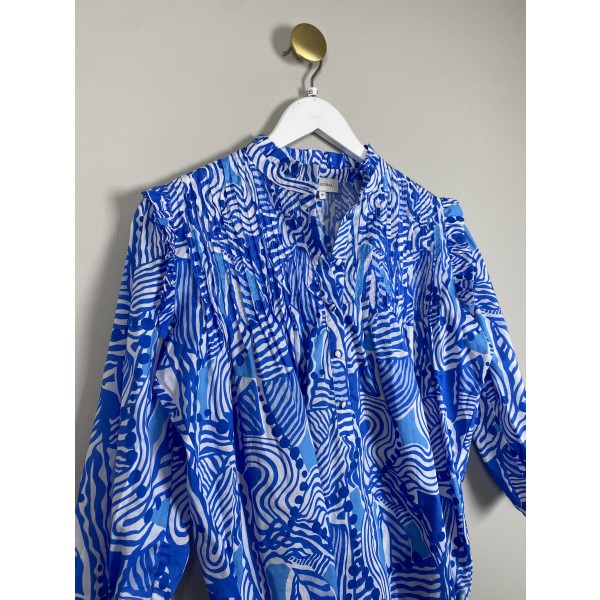 Dea Kudibal str. XS <br/> blåmønstret bluse med flæser ved skulder - Image 5