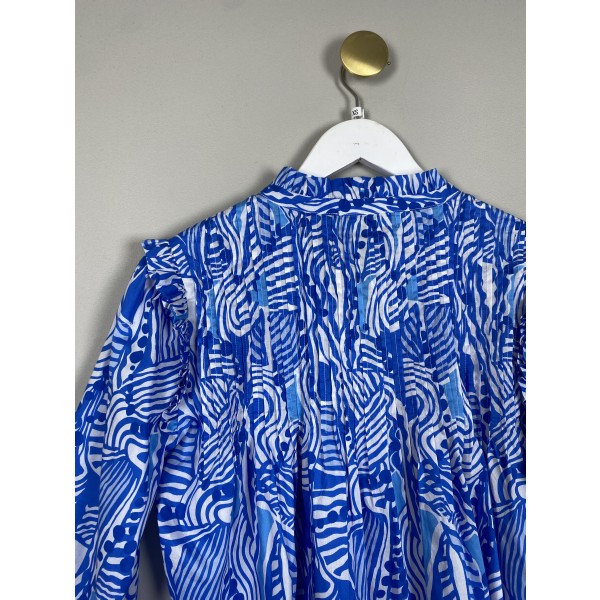 Dea Kudibal str. XS <br/> blåmønstret bluse med flæser ved skulder - Image 3
