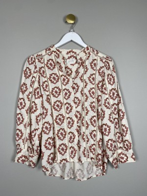 Atelier Réve str. 36 <br/> beige bluse med røde blomster