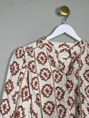 Atelier Réve str. 36 <br/> beige bluse med røde blomster