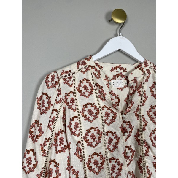 Atelier Réve str. 36 <br/> beige bluse med røde blomster - Image 2