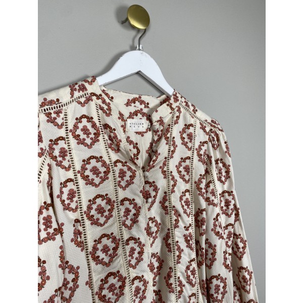 Atelier Réve str. 36 <br/> beige bluse med røde blomster - Image 4