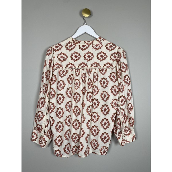Atelier Réve str. 36 <br/> beige bluse med røde blomster - Image 3