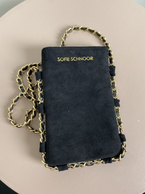Sofie Schnoor <br/> sort mobiltaske med guldkæde