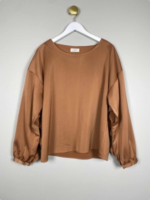 Norr Str. XL <br/> Bluse med flæse med på ryggen.