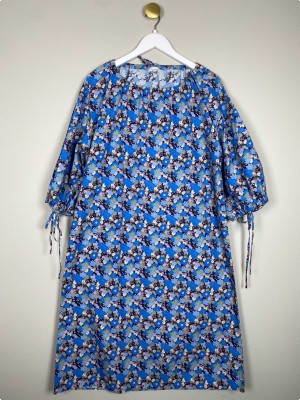 Knowledge Cotton Apparel str. S <br/> sort kjole med blå og gule blomster
