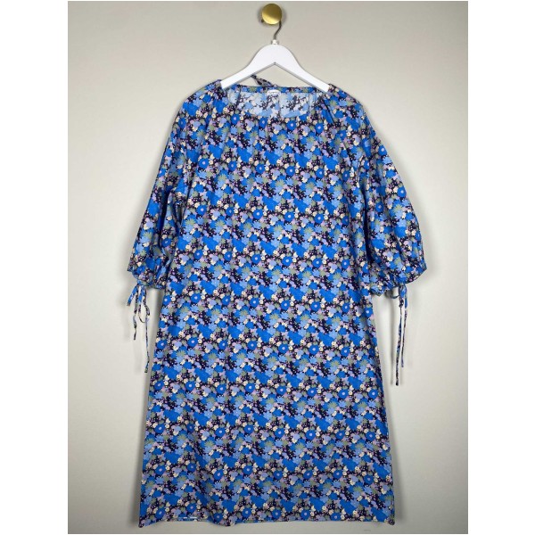 Knowledge Cotton Apparel str. S <br/> sort kjole med blå og gule blomster